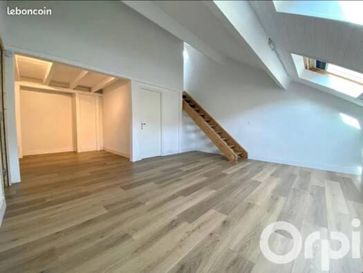 Appartement à louer 1 290 € 2 pièces 1 chambre 43,7 m² Étage 1/2 Vesancy 01170