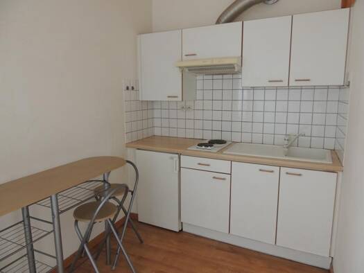 Appartement à louer 465 € 1 pièce 38 m² Centre Ville Bagnols-sur-Cèze 30200