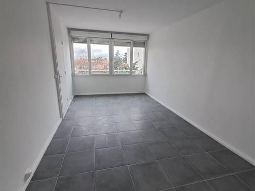 Appartement à louer 960 € 4 pièces 3 chambres 79 m² Étage 3/3 Le Village Saint-Priest 69800