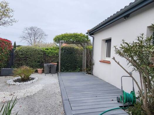 Maison de plain-pied à louer 1 295 € 4 pièces 3 chambres 90 m² 664 m² de terrain Vieux Village Pibrac 31820