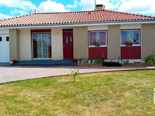 Maison de plain-pied à vendre 165 000 € 3 pièces 2 chambres 80 m² 890 m² de terrain Courlay 79440