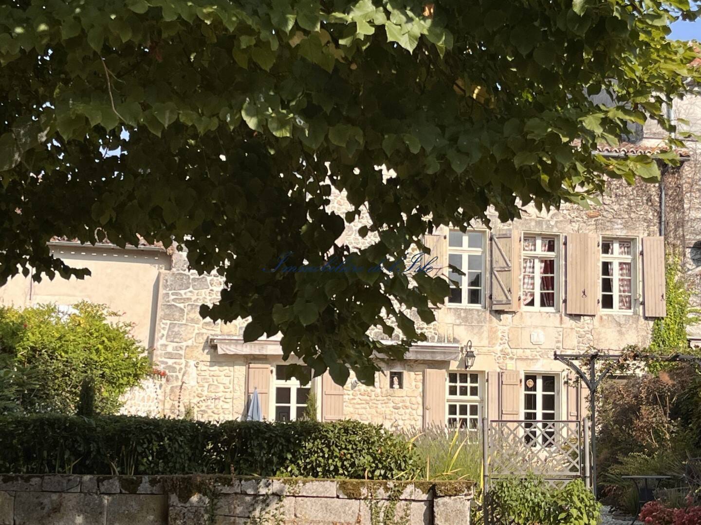 Maison à vendre, 239m², VILLEBOIS LAVALETTE