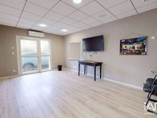 Boutique à louer 1 000 € 1 pièce 75 m² de surface de vente Sud Ouest Riom 63200