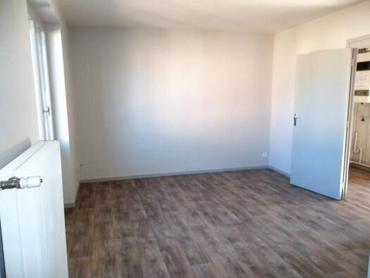 Appartement à louer 355 € 2 pièces 1 chambre 41 m² Dernier étage, Étage 1/1 Centre Ville Le Coteau 42120