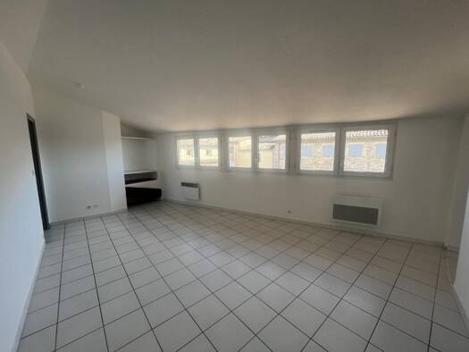 Appartement à louer 428 € 3 pièces 1 chambre 48 m² Étage 3/3 La Ville Valréas 84600