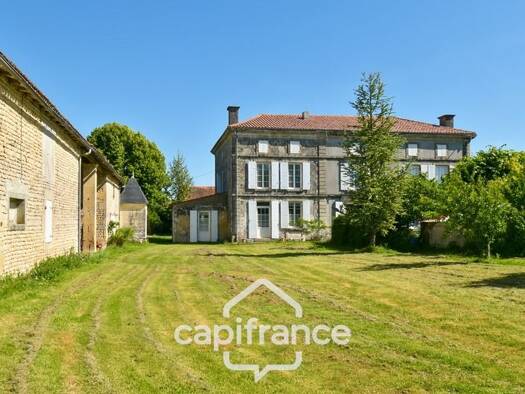 Maison à vendre 328 290 € 14 pièces 5 chambres 217 m² 4 800 m² de terrain Paillé 17470