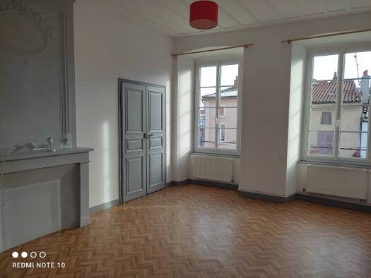 Appartement à louer 340 € 2 pièces 1 chambre 53 m² Étage 2/2 Sud Brioude 43100