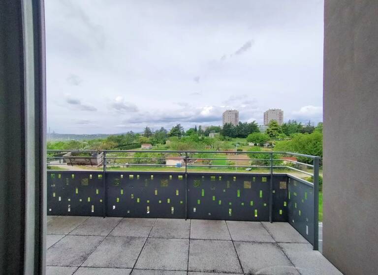 Appartement à louer 1 090 € 4 pièces 3<br/>chambres 78 m²<br/>superficie 3ème<br/>étage Les Minguettes-Amstrong Vénissieux 69200