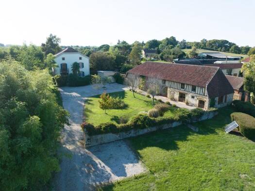 Maison à vendre 399 000 € 8 pièces 6 chambres 290 m² 6 520 m² de terrain Madiran 65700