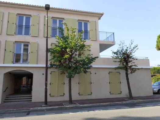 Appartement à louer - Première occupation 864 € 2 pièces 1 chambre 60 m² RDC/2 Centre Ville Fréjus 83600