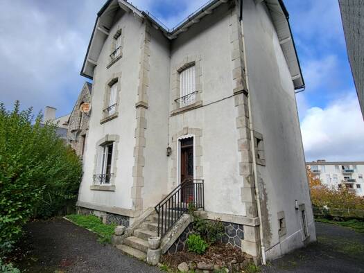 Maison à vendre 162 000 € 6 pièces 4 chambres 140 m² 633 m² de terrain Riom-ès-Montagnes 15400
