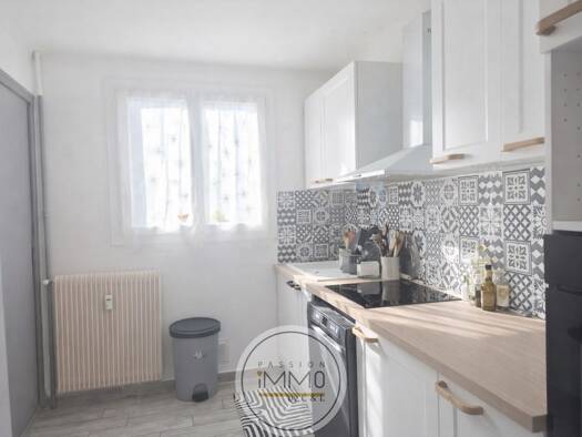Appartement à vendre 139 500 € 3 pièces 2 chambres 79 m² Étage 3/3 Les Plantiers-route de Marseille Sisteron 04200