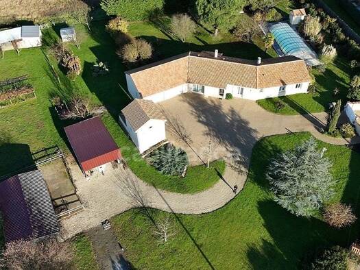 Maison à vendre 320 000 € 6 pièces 5 chambres 156 m² 5 756 m² de terrain Thuré 86540