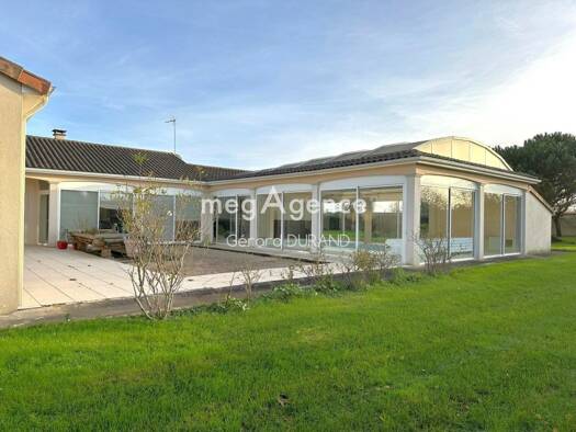 Maison à vendre 352 000 € 7 pièces 3 chambres 322 m² 3 648 m² de terrain Pleumartin 86450