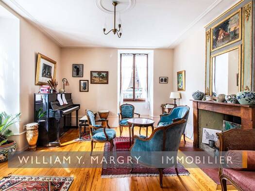 Maison à vendre 890 000 € 7 pièces 6 chambres 292 m² 1 385 m² de terrain Est Gex 01170