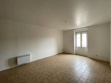 Appartement à louer 420 € 1 pièce 47,8 m² Étage 2/3 Vallon-Pont-d'Arc 07150