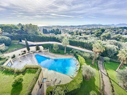 Appartement à vendre 550 000 € 3 pièces 2 chambres 83,02 m² 7 étages Le Cannet 06110