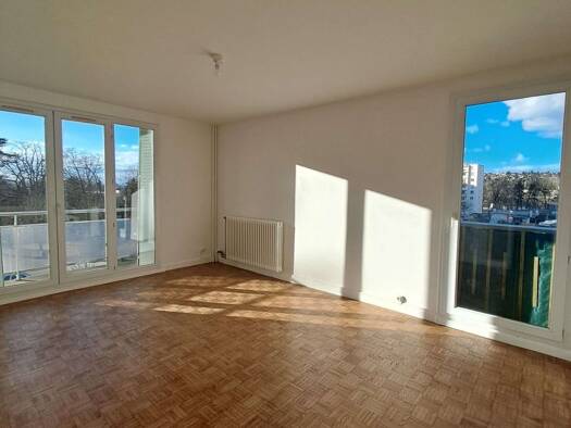 Appartement à louer 760 € 4 pièces 3 chambres 74,7 m² Étage 3/7 Centre Ville Est Bourgoin-Jallieu 38300