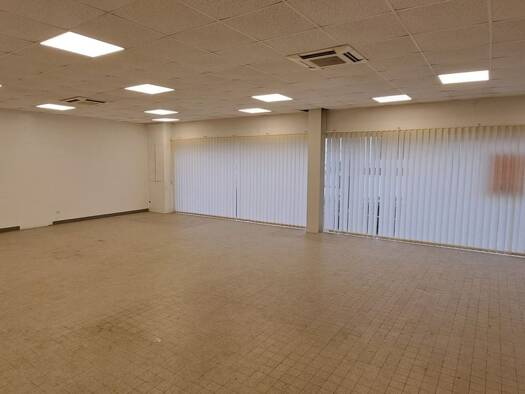 Local commercial à louer 950 € 120 m² de surface de vente Saintes 17100