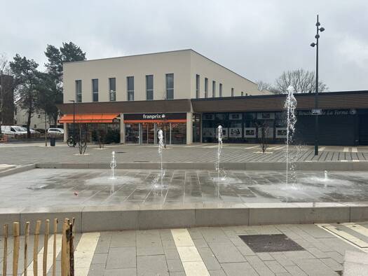 Boutique à louer 1 590 € 2 pièces 70 m² de surface de vente Boussy-Saint-Antoine 91800