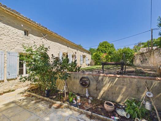 Maison à vendre 235 000 € 6 pièces 3 chambres 209 m² Saint-Georges-des-Agoûts 17150