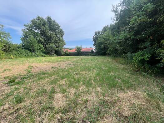 Terrain constructible viabilisé à vendre 415 000 € 821 m² de terrain Bourg Genas 69740