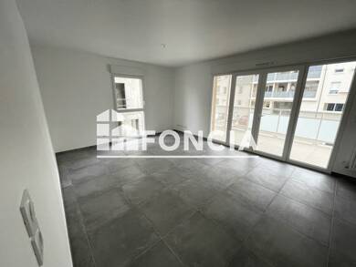 Appartement à louer 804 € 3 pièces 2 chambres 66,6 m² Étage 1/4 Centre Les Angles 30133