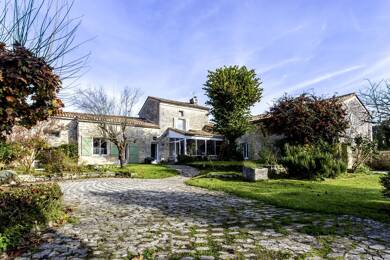 Maison à vendre 487 000 € 8 pièces 6 chambres 353 m² 800 m² de terrain Centre Ville La Couronne 16400