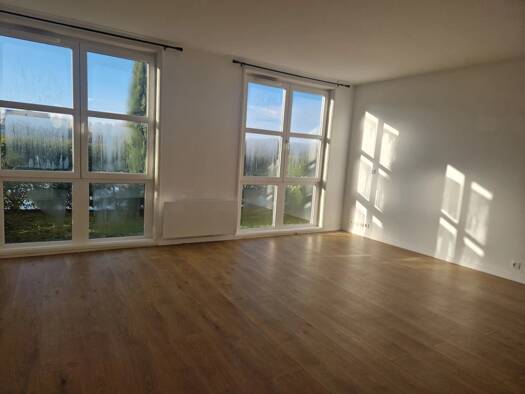 Appartement à louer 1 550 € 4 pièces 3 chambres 84 m² RDC Bretonniere-Grande Ile B Voisins-le-Bretonneux 78960