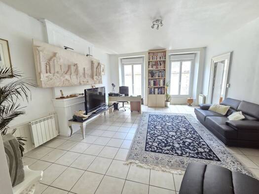 Appartement à vendre 54 500 € 2 pièces 1 chambre 64 m² Étage 2/3 Mauriac 15200