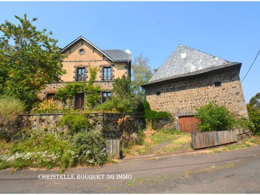 Villa à vendre 207 000 € 9 pièces 4 chambres 133 m² 830 m² de terrain Rochefort-Montagne 63210