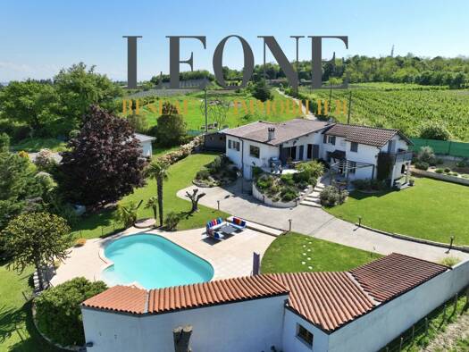 Maison à vendre 1 435 000 € 7 pièces 6 chambres 270 m² 2 348 m² de terrain St Genis Laval 69230