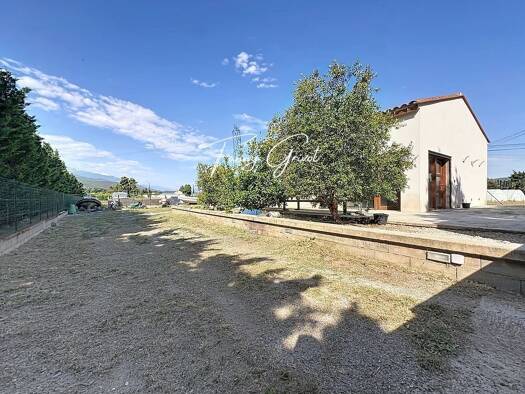 Maison de plain-pied à vendre 254 000 € 2 pièces 1 chambre 89 m² 2 300 m² de terrain Est Ille-sur-Têt 66130