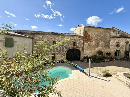 Ferme à vendre 890 000 € 17 pièces 8 chambres 510 m² 370 m² de terrain Uzes 30700
