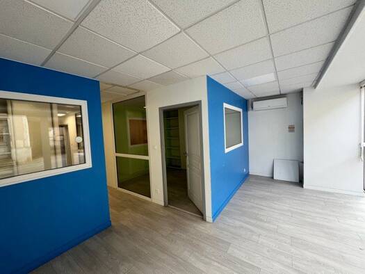 Local commercial à louer 550 € 71 m² de surface de vente Ruffec 16700