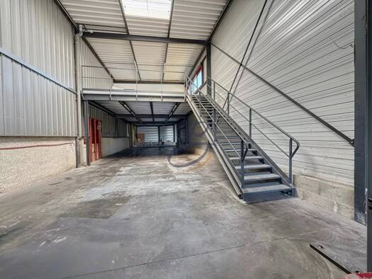 Local commercial à louer 1 500 € 300 m² de surface de vente La Tour-du-Pin 38110