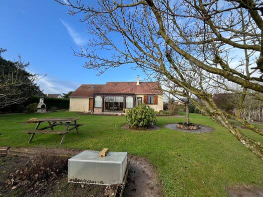 Maison de plain-pied à vendre 215 000 € 4 pièces 2 chambres 64 m² 1 173 m² de terrain Étrépagny 27150