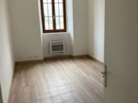 Appartement à louer 650 € 2 pièces 1 chambre 45 m² 1er étage Gilette 06830