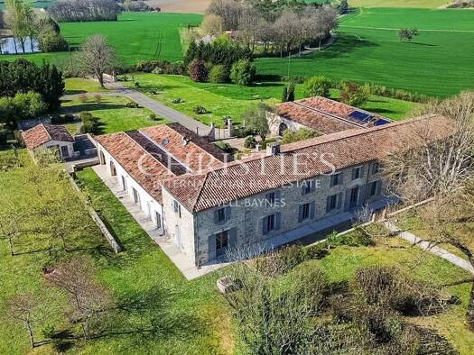 Demeure à vendre 2 200 000 € 15 pièces 10 chambres 886 m² 33 490 m² de terrain Agen 47000
