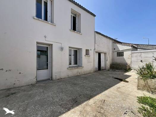 Immeuble à vendre 208 260 € 148 m² Beurlay 17250