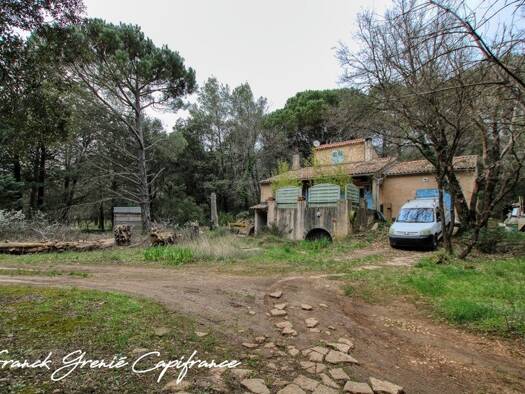 Maison en viager occupé Bouquet 72 800 € 4 pièces 1 chambre 58 m² 2 500 m² de terrain Signes 83870