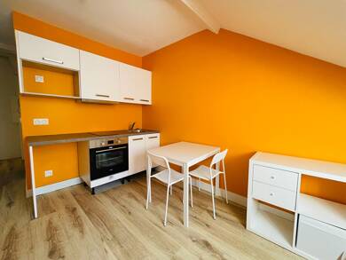 Appartement à louer 445 € 2 pièces 1 chambre 27 m² Dernier étage, Étage 3/3 Pau 64000