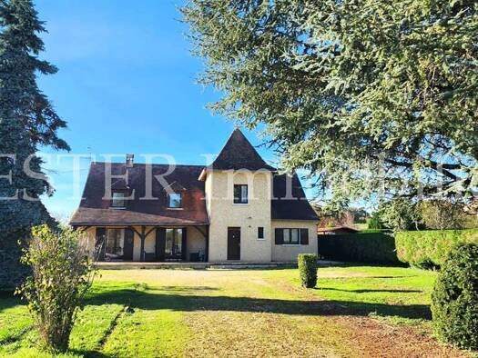 Maison à vendre 208 500 € 11 pièces 6 chambres 250 m² 1 800 m² de terrain Saint-Front-de-Pradoux 24400