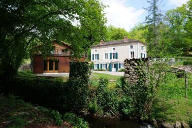 Demeure à vendre 990 000 € 23 pièces 15 chambres 815 m² 60 000 m² de terrain Abjat sur Bandiat 24300