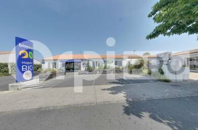 Local commercial avec bail commercial 7 167 € 360 m² de surface de vente divisible Saint Martin de Re 17410