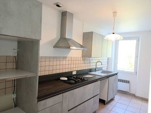 Appartement à louer 730 € 2 pièces 1 chambre 58 m² Étage 2/2 Le Centre Auriol 13390