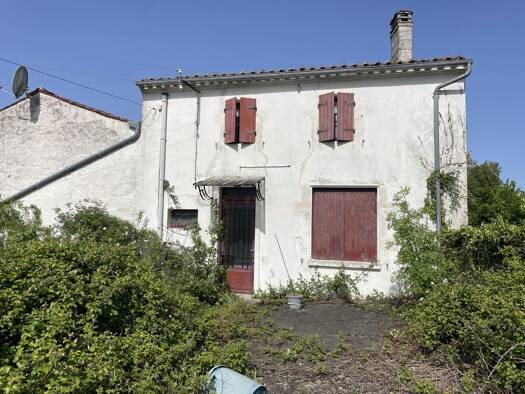 Villa à vendre 51 000 € 7 pièces 2 chambres 256 m² 526 m² de terrain Ballans 17160