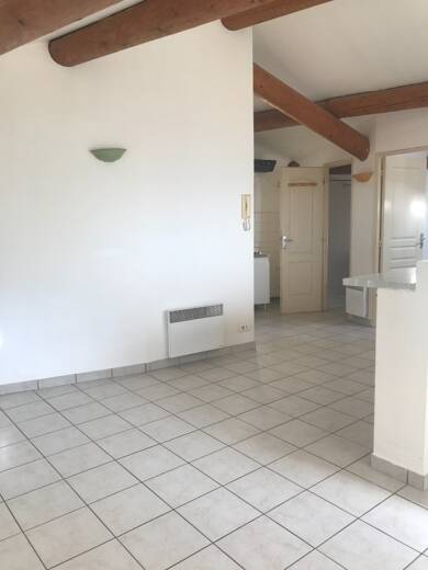 Appartement à louer 460 € 2 pièces 1 chambre 40 m² Dernier étage, Étage 2/2 Nord Entraigues sur la Sorgue 84320