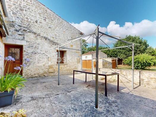 Maison à vendre 154 300 € 7 pièces 4 chambres 142 m² 800 m² de terrain Saint-Savinien 17350