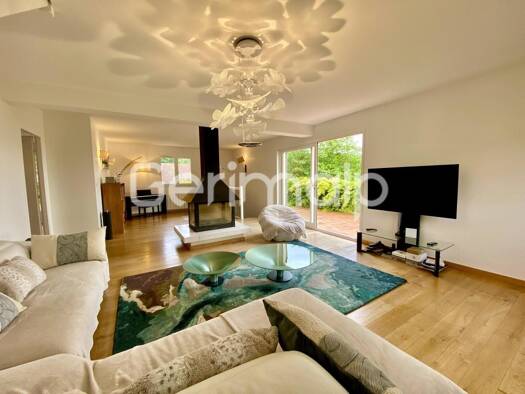 Maison à louer 3 250 € 7 pièces 5 chambres 214 m² 1 400 m² de terrain Chessenaz 74270